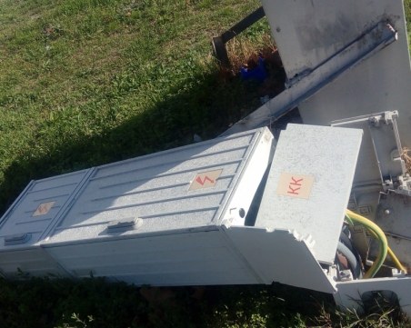 Внимание! Опасни кабели стърчат от електрическо табло СНИМКИ