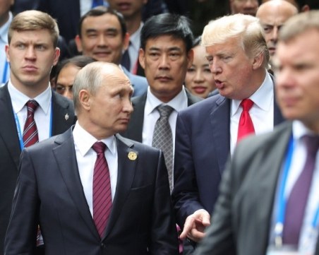 На четири очи: Путин уверил Тръмп, че не се е намесвал в изборите в САЩ