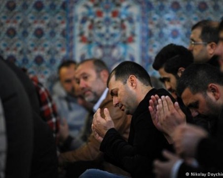 Напрежение в Париж: Французи опитаха да спрат мюсюлманска молитва