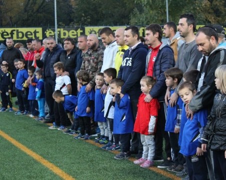 Пловдивски татковци играха мач срещу синовете си СНИМКИ
