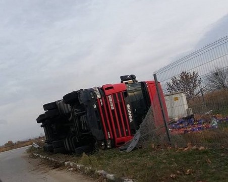 Тир се обърна на изхода на Пловдив СНИМКИ