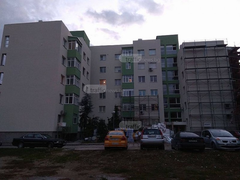 Финални дейности по първата изцяло санирана панелка в Пловдив СНИМКИ
