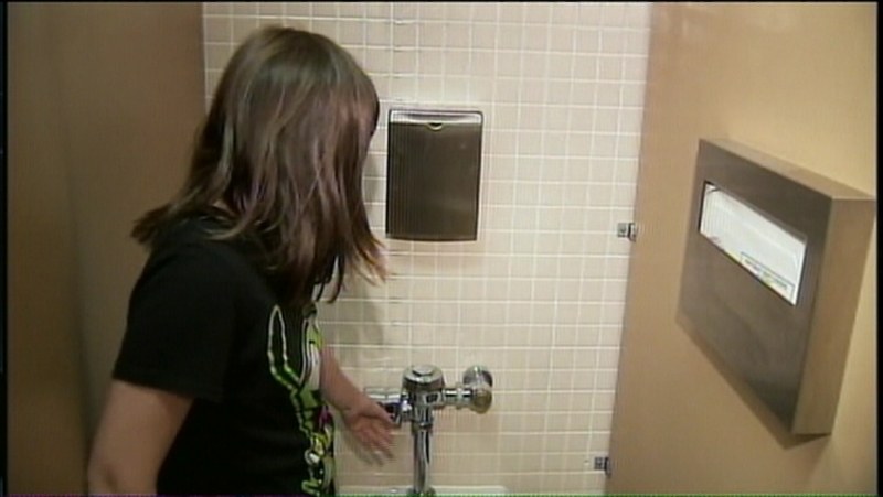 Изненада! Ученички откриха скрита камера в женската тоалетна