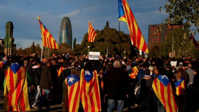 Отново десетки хиляди каталунци излязоха на протест, застанаха зад лидерите си