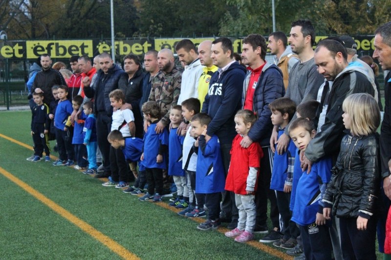 Пловдивски татковци играха мач срещу синовете си СНИМКИ
