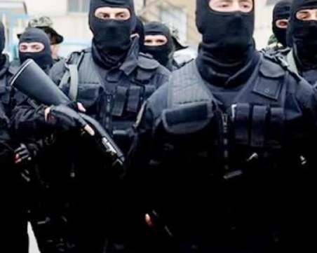 20 жандармеристи прекъснаха концерт на Джена, нахлуха в дискотека в търсене на престъпници