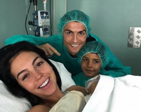 Кристиано Роналдо стана баща на момиченце СНИМКА