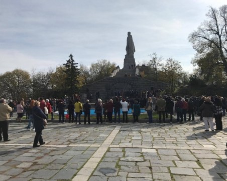 Само два дни след вандалския акт: Честваме 60 години на Альоша СНИМКИ