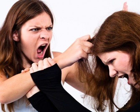 Ученички се млатиха пред очите на мнозина, видео от боя попадна в РУО