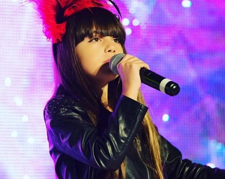 Благородно! Малката Фани продава песните си, за да помогне на деца в нужда СНИМКИ