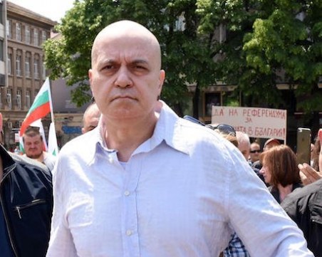 Над 2000 души напират за партията на Слави Трифонов