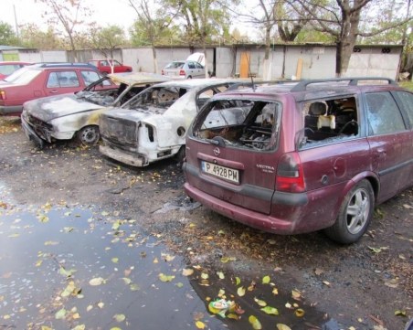 Огнена вендета! Запалиха шест коли СНИМКИ