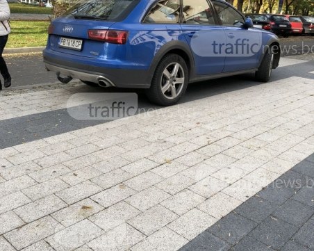 От любов към наглостта или книгите: Шофьор кацна на тротоар до библиотека “Иван Вазов“ СНИМКИ