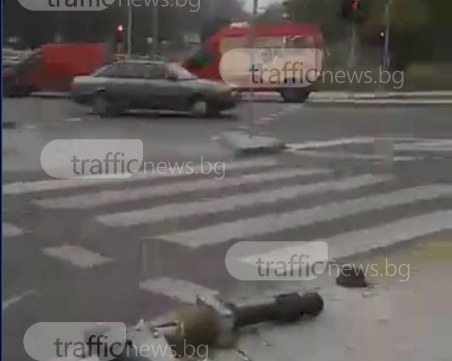 Нов пловдивски булевард се оказа тесен, камион помете четири антипаркинг колчета ВИДЕО