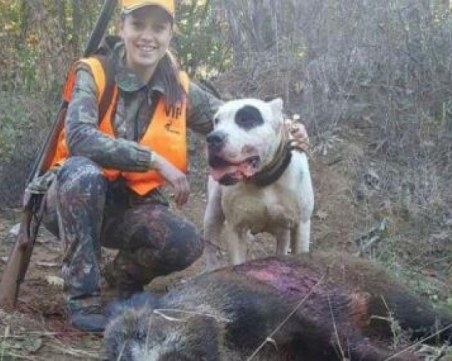 Секси ловджийка повали 100 килограмов звяр СНИМКА