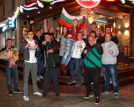 Спортисти и приятели посрещнаха с шумно парти европейската шампионка по карате Християна