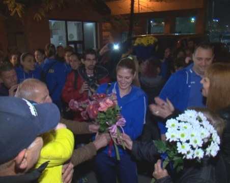 Стотици пловдивчани посрещнаха маричанките след триумфа СНИМКА