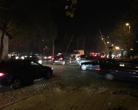 Зверско задръстване затисна прелеза на Пещерско шосе СНИМКИ