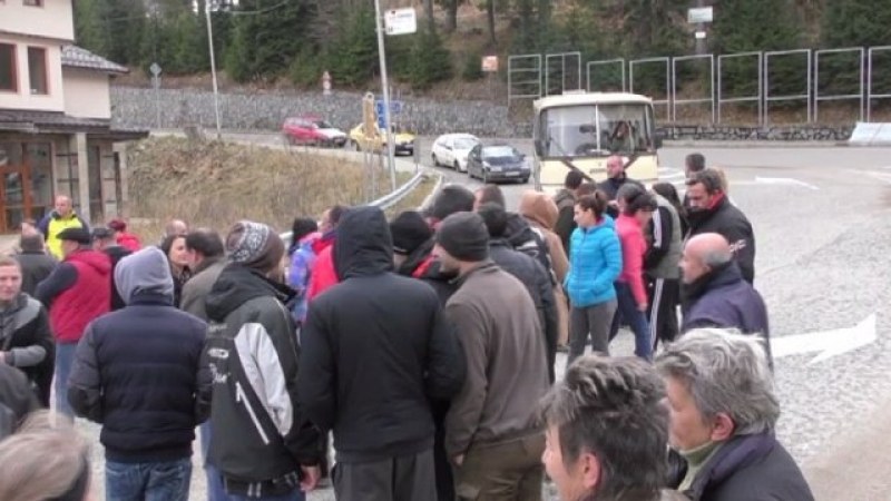 Десетки души блокираха пътя Пловдив-Смолян
