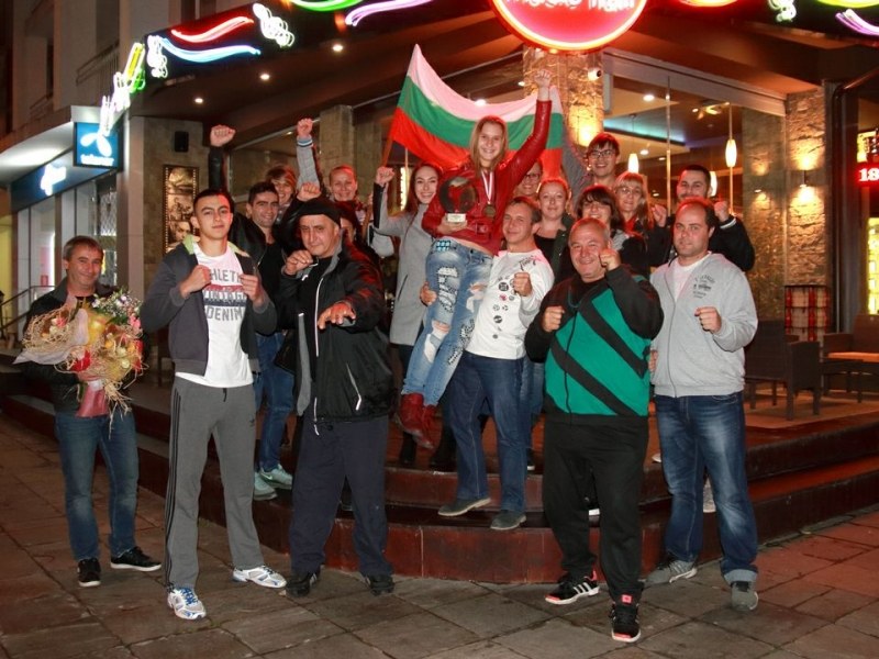 Спортисти и приятели посрещнаха с шумно парти европейската шампионка по карате Християна