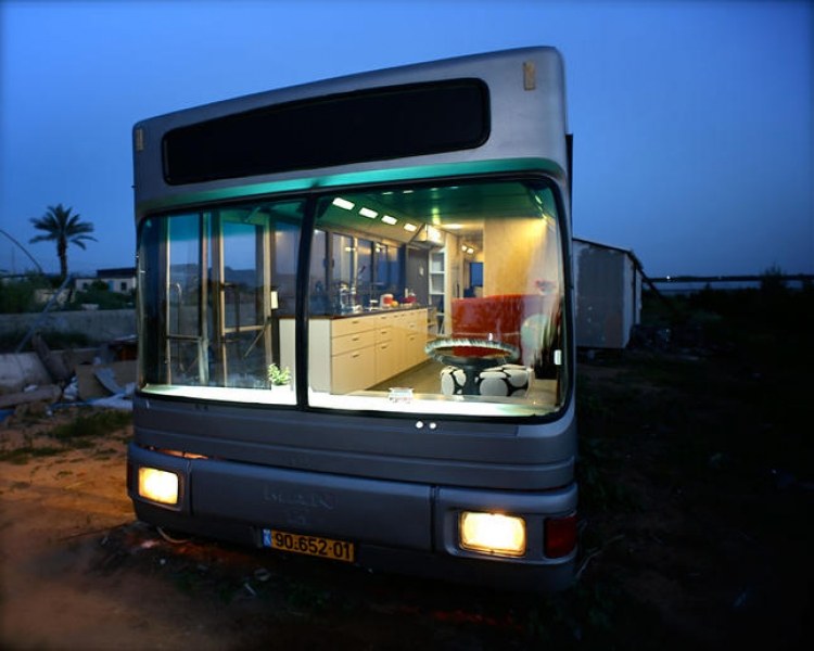 Студент преобрази стар автобус в модерен дом СНИМКИ