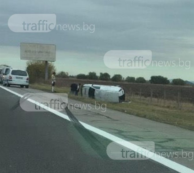Тежка катастрофа! Кола се преобърна по таван на магистралата край Пловдив, жена е в болница