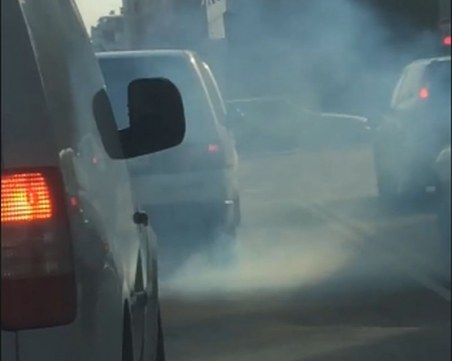 Димна завеса! Автомобил опуши пловдивски булевард СНИМКИ