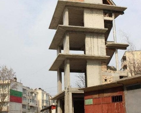 Български гений: Вдигнаха “гараж-небостъргач“