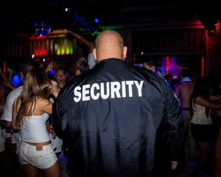 Искат арест за двамата охранители, потрошили клиенти на нощен клуб в Хасково