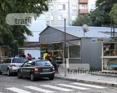 Пловдивски полицаи си купуват банички, зарязали колата си в нарушение СНИМКИ