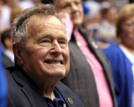 Скандалите продължават: Джордж Буш-старши опипал 16-годишно момиче