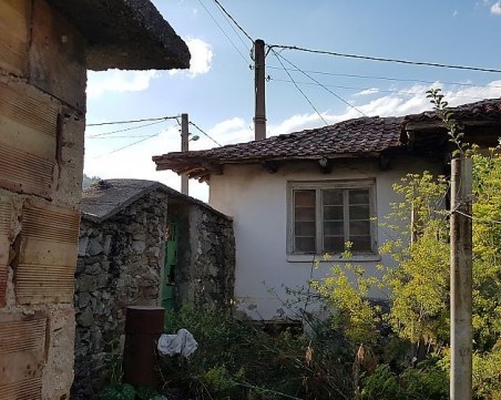 Трима апаши разбиха ограда в пловдивско село, задигнаха животни и техника