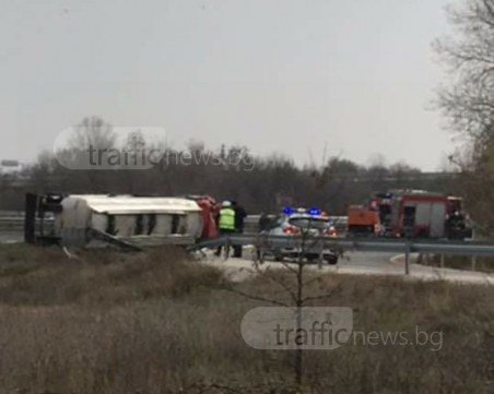 Цистерна се обърна на пътя от Труд за Пловдив СНИМКИ