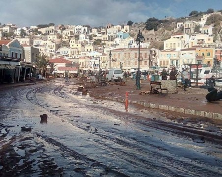 Ураган връхлетя гръцки остров, отнесе десетки автомобили