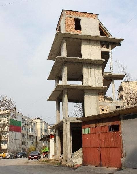 Български гений: Вдигнаха “гараж-небостъргач“
