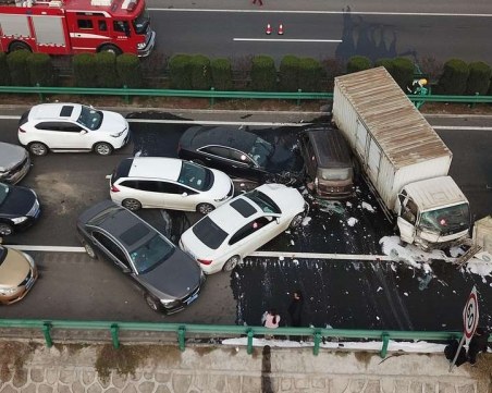 18 души са мъртви след зверска катастрофа на магистрала в Китай ВИДЕО