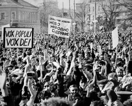 Българите разделени: 41% искат да живеят при комунизма, толкова са и демократите