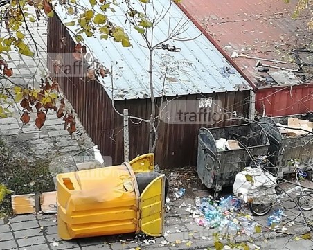 Глобите не плашат клошарите, боклук хвърчи от контейнер на пловдивска улица СНИМКИ
