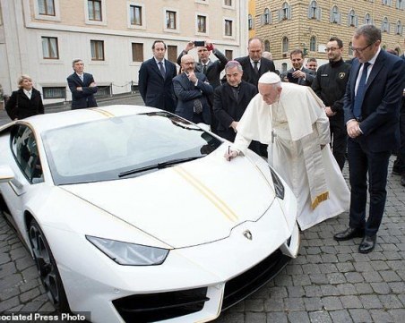 'Ламборгини' подари кола уникат на папата в тон с дрехите му