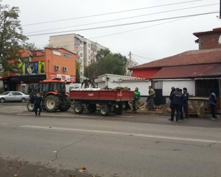 Масирана полицейска акция в Столипиново, конфискуват крадени дърва и перилни препарати ВИДЕО