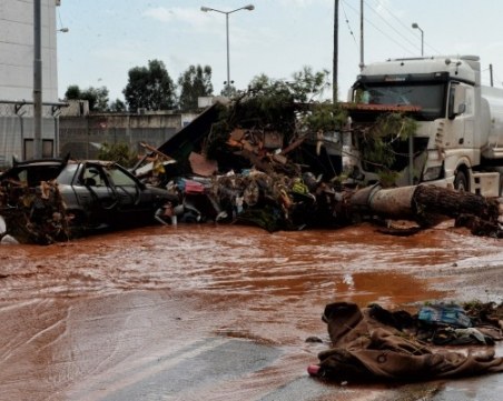 Извънредно положение в Гърция! Буря взе 10 жертви, прекъснати са пътища към Атина СНИМКИ