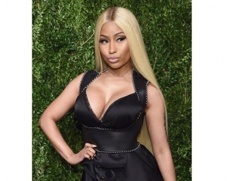 Пищните форми на Ники Минаж лъснаха в нова фотобомба