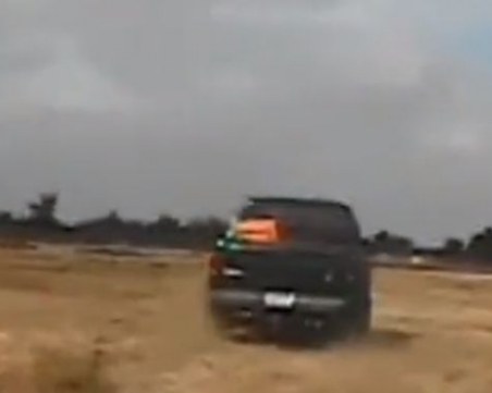 Престъпник предава на живо във Фесйбук как го преследват, след като задигна пикап ВИДЕО