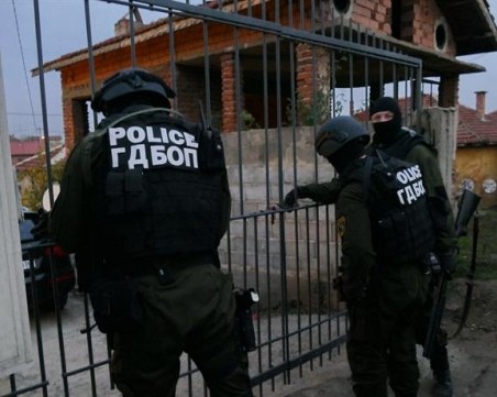 Зрелищно ВИДЕО показва арести на ГДБОП! Спецакция разби група за трафик на мигранти