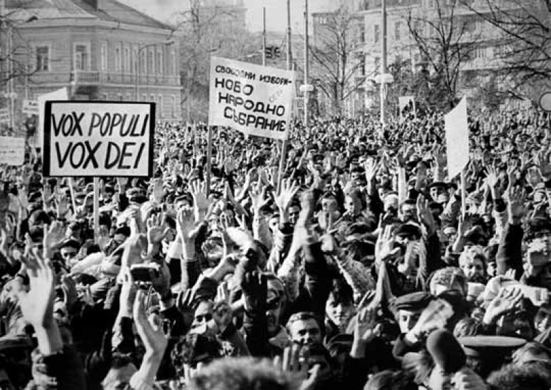 Българите разделени: 41% искат да живеят при комунизма, толкова са и демократите