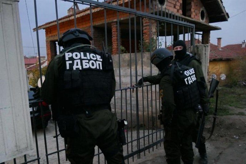 Зрелищно ВИДЕО показва арести на ГДБОП! Спецакция разби група за трафик на мигранти