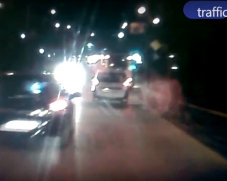 Камикадзе с опел изправи косите на шофьори с опасни маневри на Бетонния мост ВИДЕО