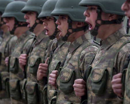 Масови арести в Турция: Задържаха полицаи, учители и войници заради опита за преврат