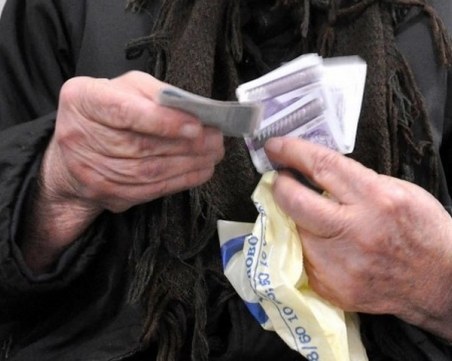 Нагла кражба: Трима апаши обраха 80-годишна жена край Пловдив