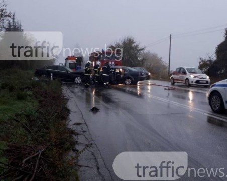 Пожарникари рязаха ламарини, за да извадят жертвите на мелето край Белово